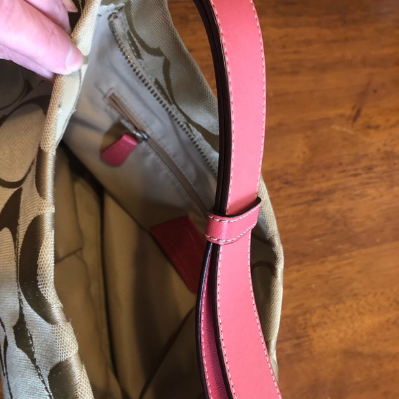 Elegant Tan/Pink Coach Shoulder Bag - Picture 5 of 7